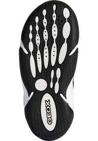 Suela de goma negra con acentos blancos, texturizada para mayor agarre, con un patrón único en forma de pie y agujeros de ventilación, con la marca "GEOX."