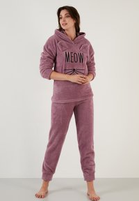Set de îmbrăcăminte de lounge din polar, de culoare lavandă, cu glugă și urechi de pisică și cuvântul "MEOW" scris cu negru, textură moale și manșete elastice.