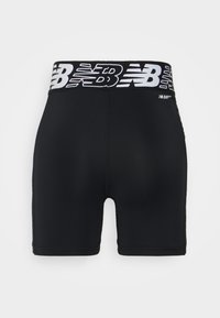 Czarne sportowe szorty z białą, markową elastyczną talią, o gładkiej fakturze i dopasowanym kroju, sięgające do połowy uda.