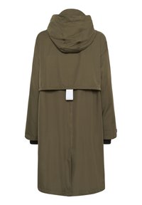 Palton verde măsliniu cu glugă, mâneci lungi și un design cu spate stratificat. Are o croială dreaptă și o etichetă albă pe spate.