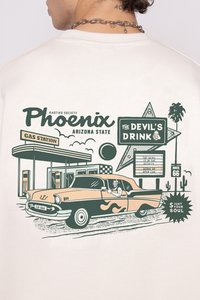 Γραφιστικός σχεδιασμός που παρουσιάζει ένα vintage αυτοκίνητο, ένα πρατήριο καυσίμων και μια ταμπέλα retro diner. Οι αποχρώσεις περιλαμβάνουν μπεζ, πράσινο και πορτοκαλί, με λεπτομερείς εικονογραφήσεις.