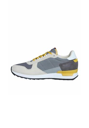 Sneaker sportivo caratterizzato da un mix di nubuck grigio chiaro e tessuto, accenti grigi, lacci gialli e suola in gomma nera con intersuola bianca.