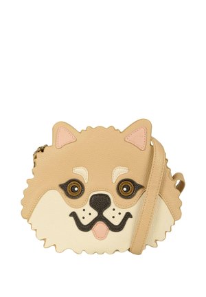 Borsa a tracolla in ecopelle color beige a forma di faccia di cane, caratterizzata da cuciture dettagliate, occhi marroni e un muso di colore chiaro con dettagli rosa.