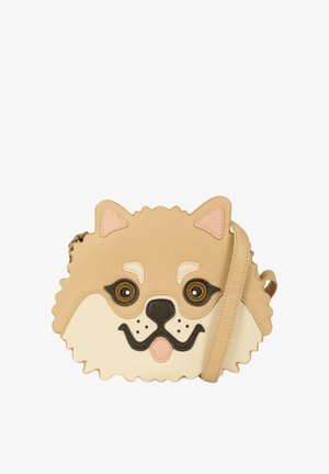 Brązowa torebka typu crossbody z ekoskóry w kształcie psiej twarzy, z wyrafinowanym szyciem, brązowymi oczami oraz jasnym noskiem z różowymi akcentami.