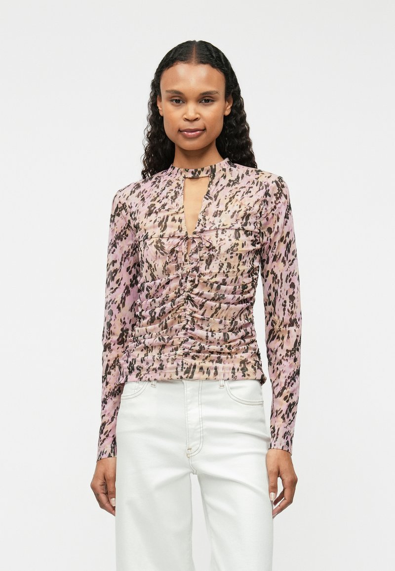 Bluzka z długim rękawem, w różowo-brązowy wzór, z dekoltem w kształcie klucza, zdobieniami marszczenia oraz miękkim, gładkim materiałem. Zaprojektowana w dopasowanym fasonie.
