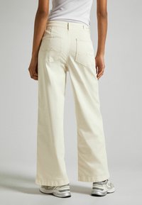 Pepe Jeans Vaqueros a campana - off-white