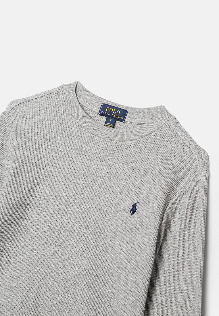T-shirt à manches longues en tricot waffle gris clair avec col rond, petit logo Polo Ralph Lauren bleu marine sur la poitrine et étiquette de marque à l'intérieur du col.