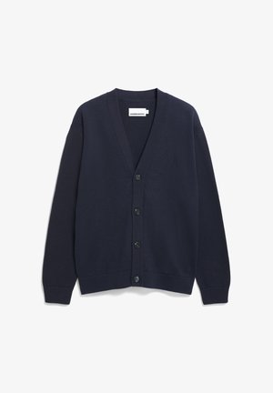 Marineblauwe cardigan gemaakt van zacht stof, met een V-hals, knopen aan de voorkant en ribgebreide manchetten. Subtiel logo detail op de borst.