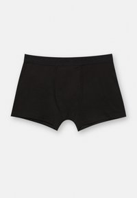 Černé pánské boxerky s širokým pasem a tvarovaným šitím, zobrazené natažené na světle šedém pozadí.