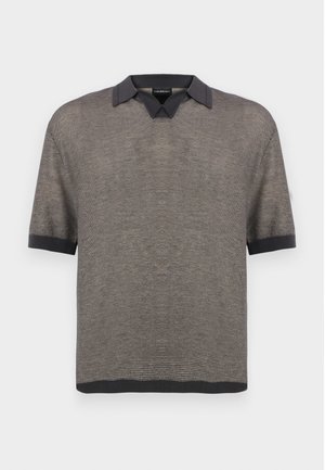 Polo de manga corta en tejido gris con collar y puños oscuros. Cuenta con una tela texturizada y un corte relajado.