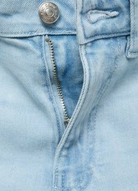 Hellblaue Jeans aus Denim mit Reißverschluss, silberfarbener Metallbeschläge und kontrastierenden Nähten in der Nähe des Bundes und der Taschen.