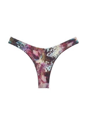 Tânără cu părul ud, purtând un bikini mov cu model, stând afară lângă piscină într-o zi însorită, cu copaci în fundal.