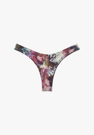 Tânără cu părul ud, purtând un bikini mov cu model, stând afară lângă piscină într-o zi însorită, cu copaci în fundal.