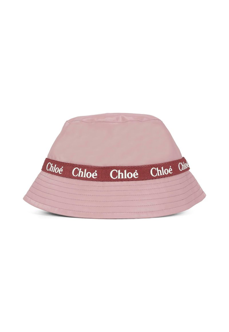 Cappello a secchiello rosa con una larga visiera, realizzato in tessuto, caratterizzato da un nastro bordeaux a contrasto con il logo "Chloé" in bianco, texture liscia, senza motivi.