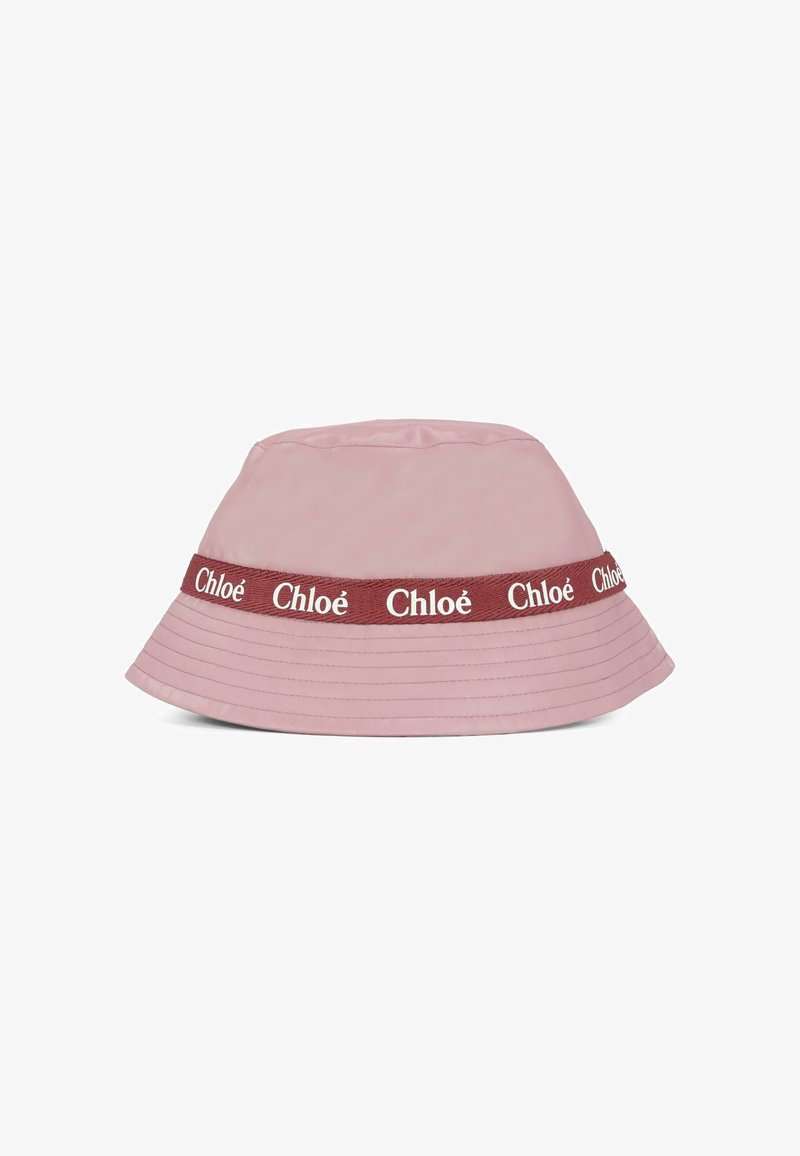 Różowy kapelusz z szerokim rondem, wykonany z tkaniny, z kontrastującą burgundową wstążką z białym logo "Chloé", gładka tekstura, bez wzorów.