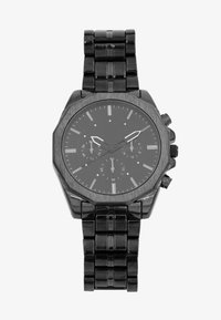 Schwarze Chronographuhr mit achteckigem Gehäuse, Metallarmband, strukturierten Gliedern und kontrastierenden silbernen Stundenmarkierungen und Zeigern auf einem dunklen Ziffernblatt.