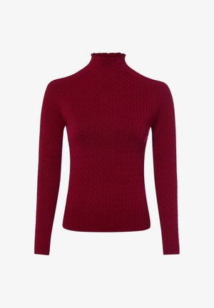 Pull rouge en maille torsadée avec manches longues et col montant sur un fond blanc uni.