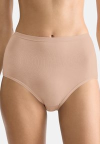 Beige korkeavyötäröiset alushousut, jotka on valmistettu sileästä ja joustavasta kankaasta, ja joissa on saumatön vyötärö ja minimalismi.