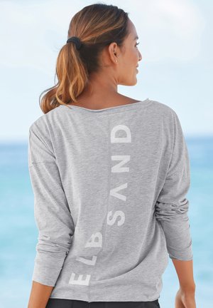 Graues Langarmshirt mit lockerer Passform, das den Schriftzug "ELB SAND" auf der Rückseite trägt. Weicher Stoff mit glatter Textur, ideal für die Freizeit.