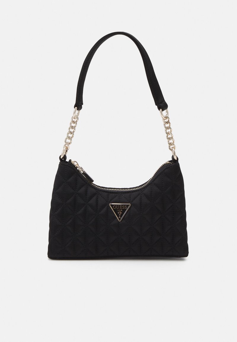Sac à bandoulière matelassé noir avec des maillons de chaîne dorés, fermeture éclair et logo triangulaire Guess à l'avant.