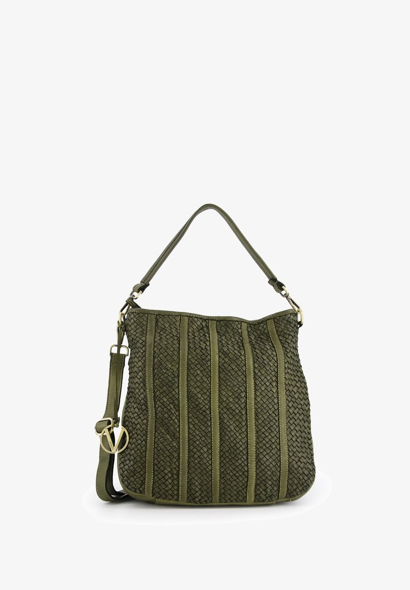 Olivgrüne gewebte Handtasche mit vertikalem Muster, ausgestattet mit einem einzelnen Griff und einem verstellbaren Schultergurt, akzentuiert mit goldenen Beschlägen.