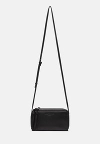 Borsa a tracolla nera in pelle con forma rettangolare sottile, chiusura a zip e tracolla regolabile. Presenta una superficie liscia e un branding minimale.