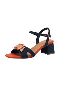 Sandalias de ante azul marino de punta abierta con una correa de acento texturizada en naranja, un detalle de hebilla rectangular y un diseño de tacón bloque.