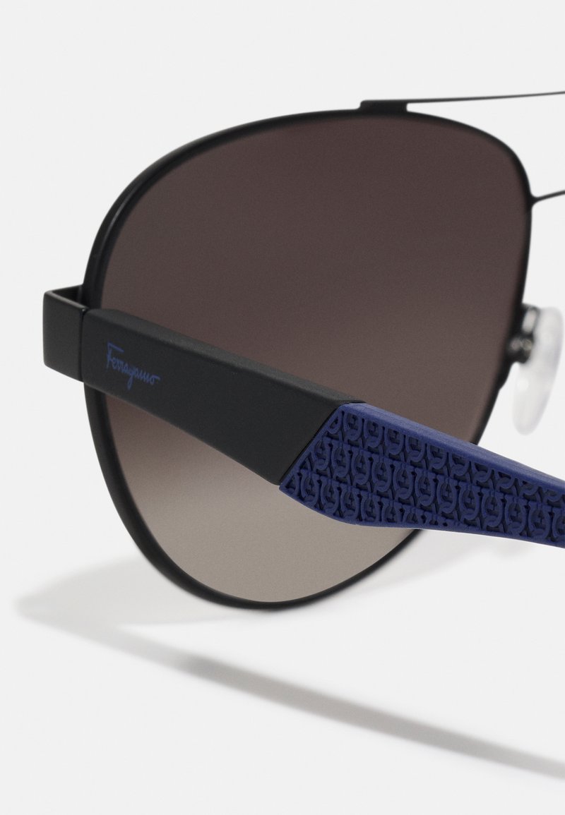 Herren Mützen, Hüte & Caps | Salvatore Ferragamo Sonnenbrille matte black/schwarz - EZ89781 Herren Mützen, Hüte & Caps | Salvatore Ferragamo Sonnenbrille matte black/schwarz - EZ89781