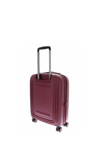 Valise rigide marron avec poignée télescopique déployée et quatre roulettes doubles pivotantes sur un fond blanc.