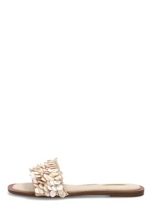 Sandalia plana beige tipo slide con banda ancha decorada con lentejuelas redondas superpuestas en forma de concha sobre un fondo blanco.