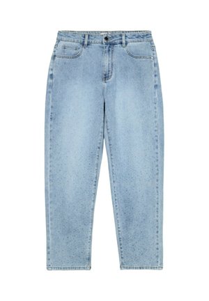 Jeans de denim azul claro con cintura alta, cinco bolsillos, textura sutil y corte de pierna recta. Presentan un cierre de botón y cremallera.