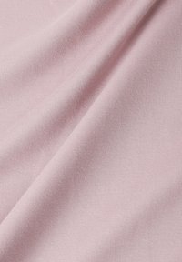 Tessuto di cotone rosa chiaro con una trama liscia e una lavorazione a righe, che mostra una lucentezza sottile e pieghe delicate. Nessun motivo o accento visibile.