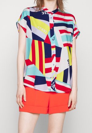 Camicia a manica corta realizzata in tessuto leggero, con un motivo geometrico colorato in rosso, blu, giallo e bianco, dotata di chiusura con bottoni.