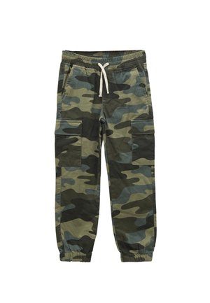 Camouflage-Cargohose mit Tunnelzug in der Taille, elastischen Bündchen und mehreren Taschen vor weißem Hintergrund.
