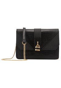 Czarna torebka o strukturalnym wykończeniu, z złotym łańcuchem jako paskiem, akcentem w postaci zamka i geometrycznym projektem klapy.