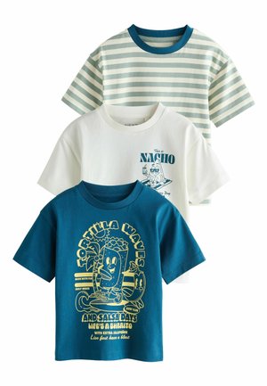 Tri detské tričká: modré so žltou karikatúrou tortilly a salsy, biele s potlačou nachos, zelenkavé pruhované s modrým golierom.