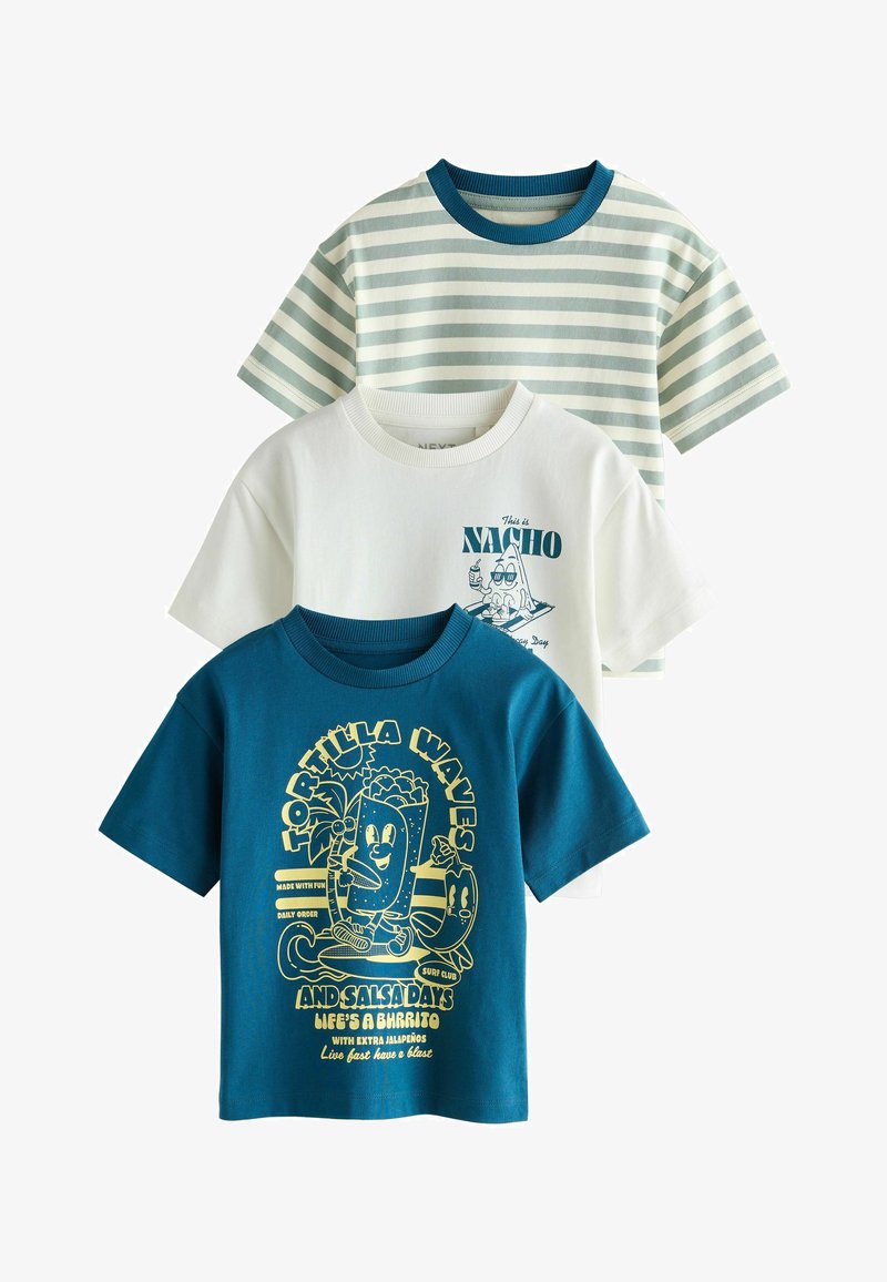 Trois t-shirts pour enfants : bleu avec un dessin animé de tortilla et salsa jaune, blanc avec un graphisme de nachos, rayé vert avec un col bleu.