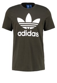 Camiseta de algodón verde oliva con un gran logo blanco de Adidas, tres franjas horizontales y un clásico escote redondo. Mangas cortas.
