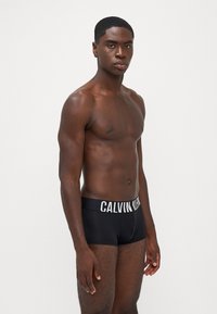 Calvin Klein Underwear LOW RISE TRUNK INTENSE POWER 3 PACK - Ozke boksarice - black/syrah/sand brown