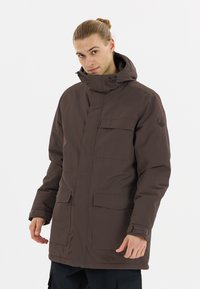 Brauner wasserdichter Parka mit hohem Kragen, großen Fronttaschen und abnehmbarer Kapuze, ausgestattet mit einer strukturierten Oberfläche und elastischen Bündchen.