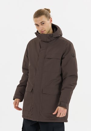 Brauner wasserdichter Parka mit hohem Kragen, großen Fronttaschen und abnehmbarer Kapuze, ausgestattet mit einer strukturierten Oberfläche und elastischen Bündchen.