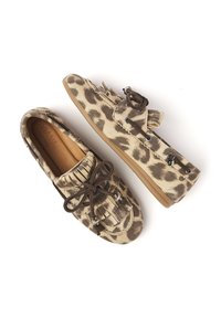 Mokassins mit Leopardenmuster aus Wildleder mit fransigen Akzenten, braunen Schnürsenkeln und einer sandfarbenen Gummisohle. Mit Metallösen zum Schnüren.