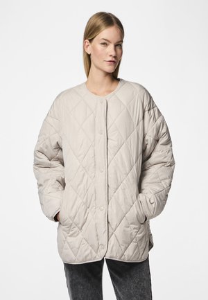 Beige quiltet jakke med rund hals, trykknaplukking og sidelommer; har diamantmønster og løstsittende ermer.