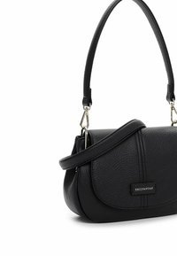 Borsa a mano in pelle nera con finitura testurizzata, forma curva, tracolla regolabile e hardware in argento. Presenta un'etichetta con logo sul davanti.