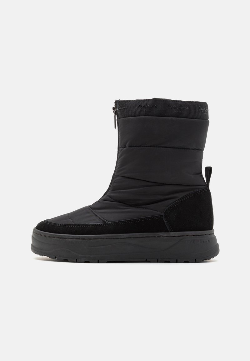 Bota de invierno negra de media pantorrilla con parte superior de nailon acolchado, acentos de ante, suela de goma gruesa, cremallera lateral y tirador en el talón.
