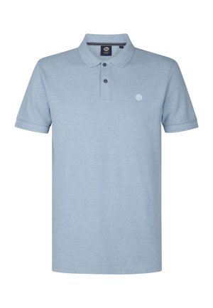 Lichtblauwe polo gemaakt van zachte stof, met een drievoudige knoopsluiting, korte mouwen en een klein logo op de linkerkant van de borst.