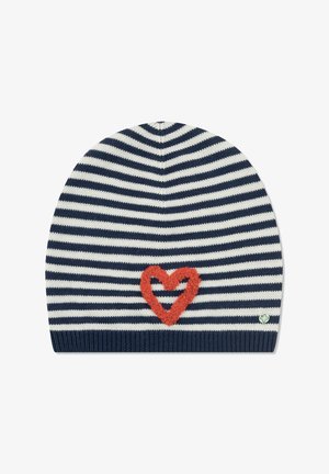 Gebreide marineblauwe en witte gestreepte muts met een rood hartmotief op de voorkant en een klein klavertjevierlabel vlak bij de basis.