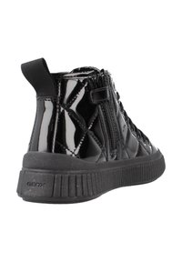 Zapatilla alta de charol negro con diseño acolchado, cremallera lateral y suela de goma texturizada negra. Marca Geox en el talón.