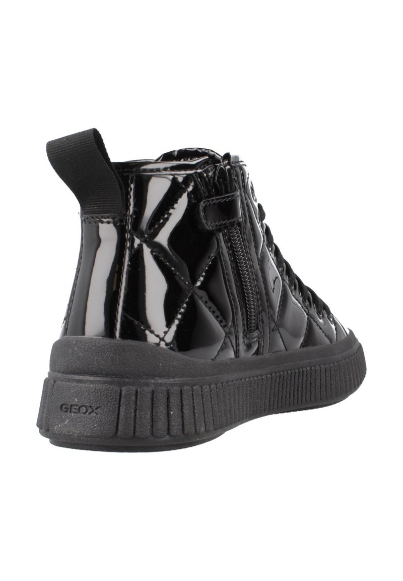 Basket haute en cuir verni noir avec un design matelassé, fermeture éclair sur le côté et semelle en caoutchouc noir texturé. Marque Geox sur le talon.
