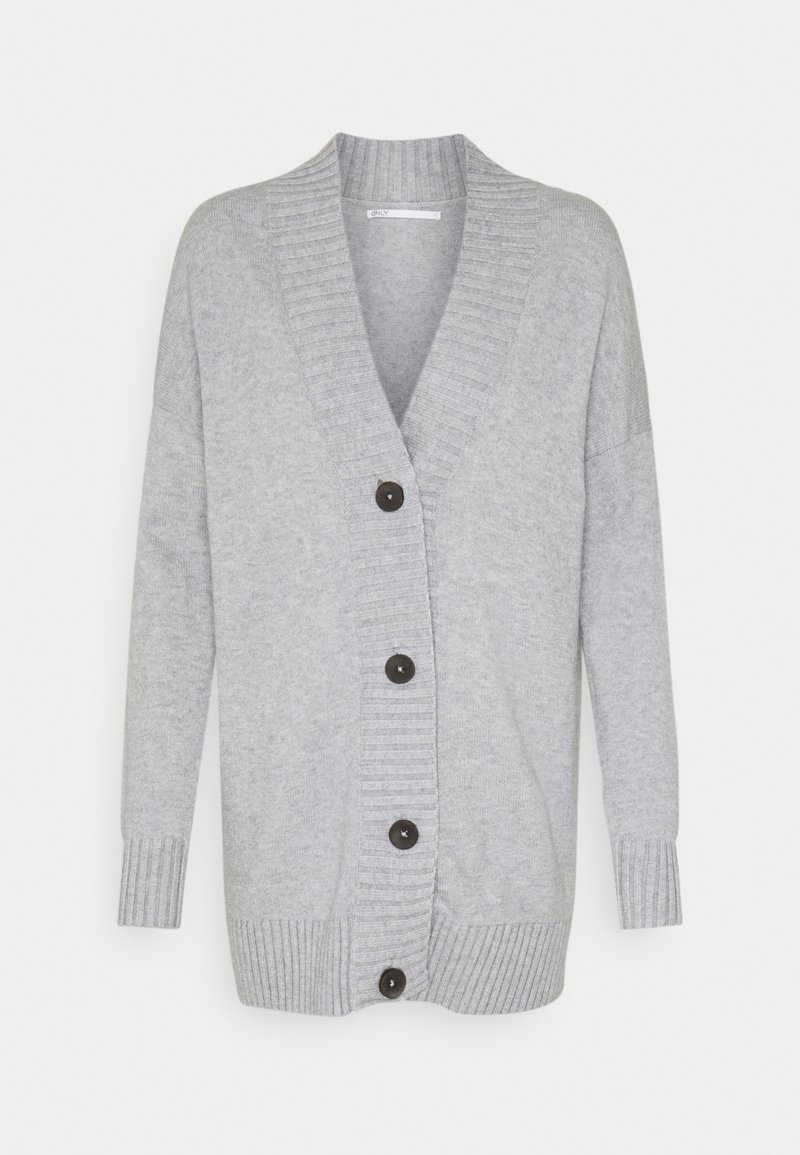 Cardigan en tricot gris clair à manches longues avec poignets, ourlet et col côtelés, et quatre boutons foncés à l'avant.